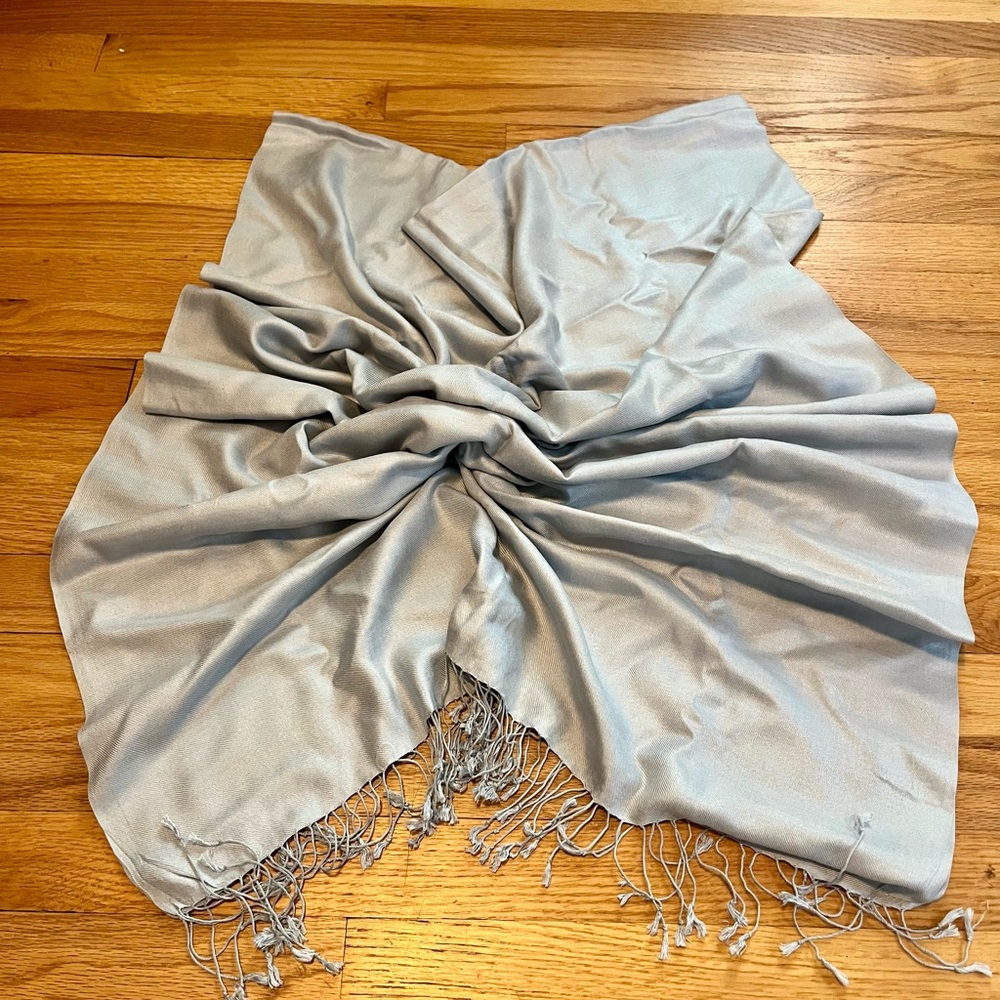 Elegant Light Gray Scarf with Fringe